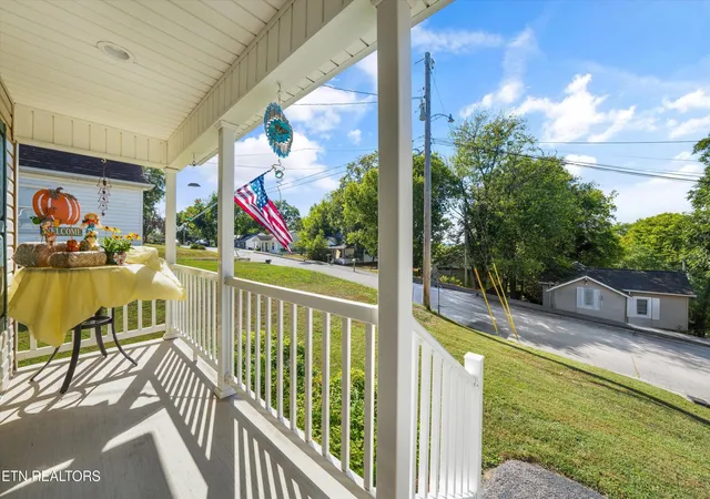 Photo 4 of Single family home for sale at 1240 Jefferson Ave, Maryville, TN 37804 | MLS# 1355781 | Listing updated on 2026-09-17