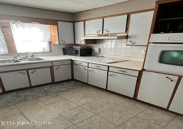 Photo 3 of Sale Pending at 6224 Stormer Rd, Knoxville, TN 37918 | MLS# 1356614 | Listing updated on 2026-10-04