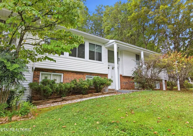 Photo 1 of Single family home for sale at 347 E Chestnut Hl Rd, Townsend, TN 37882 | MLS# 1355854 | Listing updated on 2026-09-18
