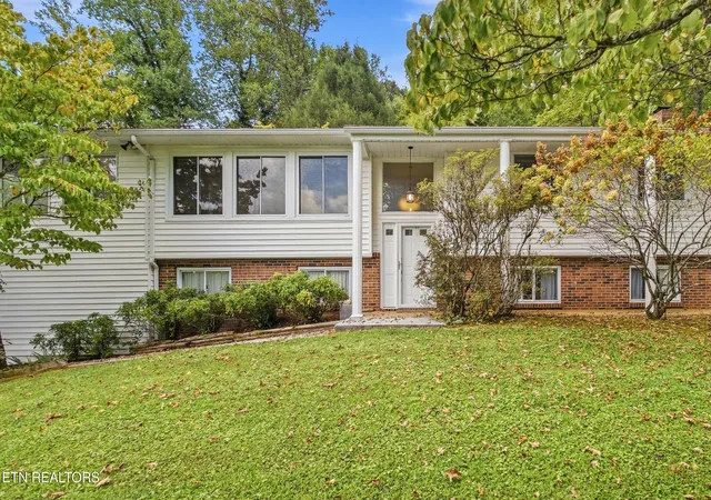 Photo 2 of Single family home for sale at 347 E Chestnut Hl Rd, Townsend, TN 37882 | MLS# 1355854 | Listing updated on 2026-09-18