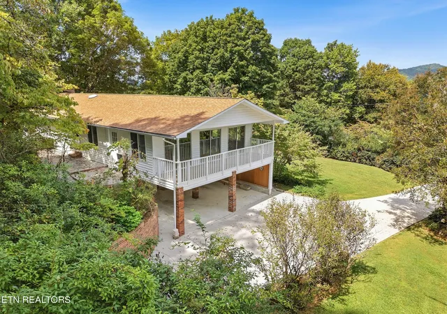 Photo 3 of Single family home for sale at 347 E Chestnut Hl Rd, Townsend, TN 37882 | MLS# 1355854 | Listing updated on 2026-09-18