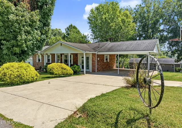 Photo 1 of Single family home for sale at 915 Panorama Dr, Maryville, TN 37801 | MLS# 1355971 | Listing updated on 2026-09-21