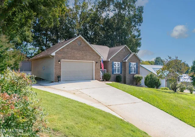 Photo 2 of Single family home for sale at 950 Dunkirk Dr, Maryville, TN 37801 | MLS# 1355968 | Listing updated on 2026-09-19