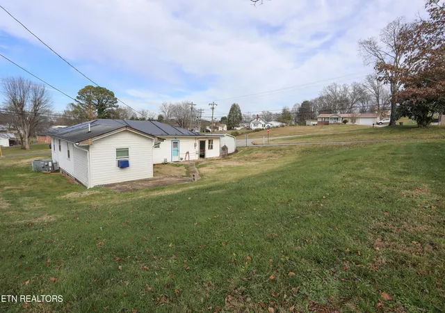 Photo 3 of Single family home for sale at 1014 Sweetwater Vonore Rd, Sweetwater, TN 37874 | MLS# 1355902 | Listing updated on 2026-09-18