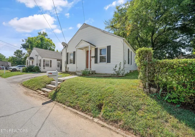 Photo 2 of Single family home for sale at 109 N Magnolia St, Maryville, TN 37801 | MLS# 1355913 | Listing updated on 2026-09-18