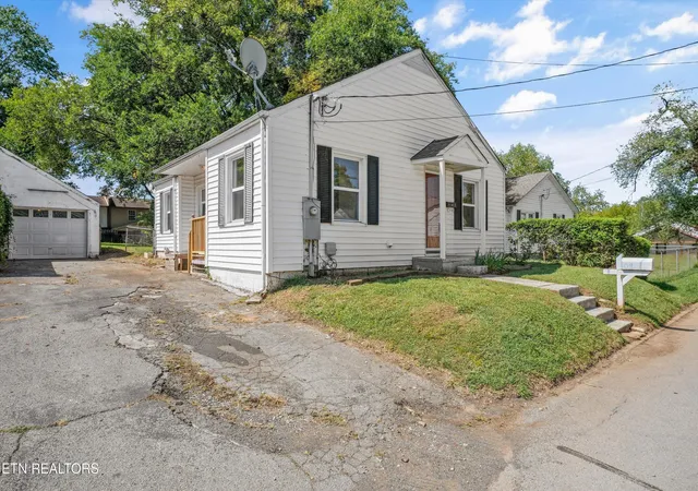 Photo 3 of Single family home for sale at 109 N Magnolia St, Maryville, TN 37801 | MLS# 1355913 | Listing updated on 2026-09-18