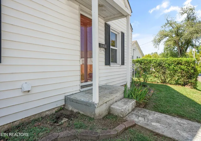 Photo 3 of Single family home for sale at 109 N Magnolia St, Maryville, TN 37801 | MLS# 1355913 | Listing updated on 2026-09-18