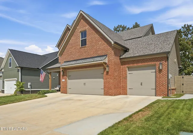 Photo 2 of Single family home for sale at 12033 Signal View Rd, Knoxville, TN 37932 | MLS# 1355938 | Listing updated on 2026-10-05