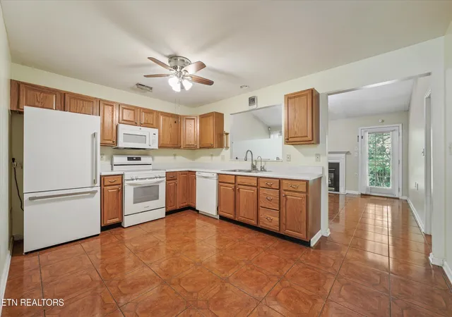 Listing Photo 4 - Condo for sale in building located at 7534 Creek Song Ct, Knoxville, TN 37920