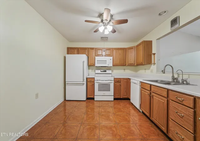 Listing Photo 5 - Condo for sale in building located at 7534 Creek Song Ct, Knoxville, TN 37920