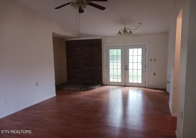 Photo 2 of Single family home for sale at 324 Oak Hl Dr, Crossville, TN 38572 | MLS# 1356046 | Listing updated on 2026-09-24
