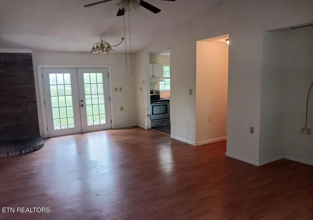 Photo 3 of Single family home for sale at 324 Oak Hl Dr, Crossville, TN 38572 | MLS# 1356046 | Listing updated on 2026-09-24