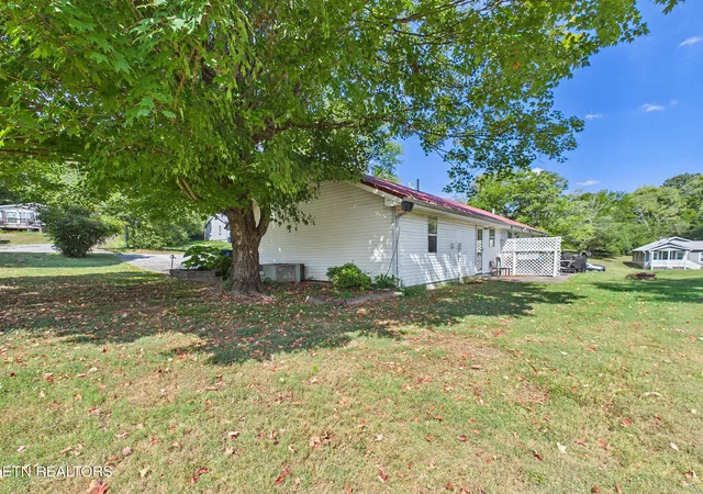 Photo 4 of Multi family home for sale at 325 Riddle St, Athens, TN 37303 | MLS# 1355983 | Listing updated on 2026-09-18