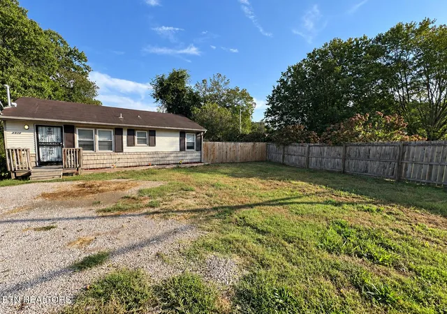 Photo 3 of Single family home for sale at 2930 Boyds Brg Pike, Knoxville, TN 37914 | MLS# 1356067 | Listing updated on 2026-09-22
