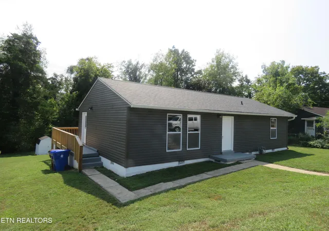 Photo 3 of Single family home for sale at 108 E Arrowwood Rd, Oak Ridge, TN 37830 | MLS# 1356073 | Listing updated on 2026-09-18