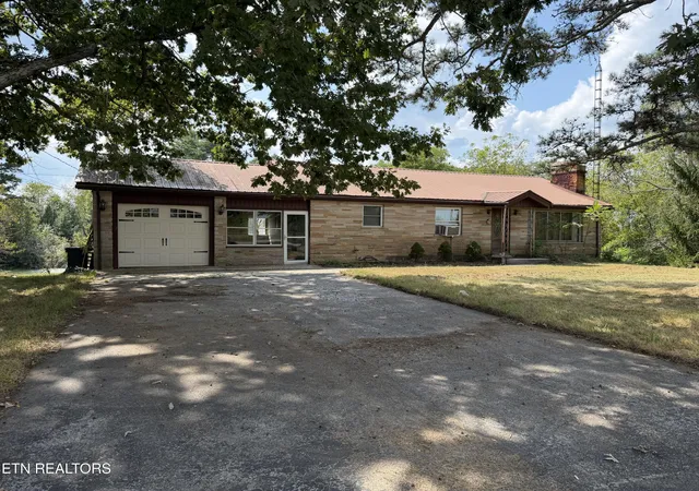 Single family home for sale at 6111 Nashville Hwy, Deer Lodge, TN 37726 | MLS# 1356108
