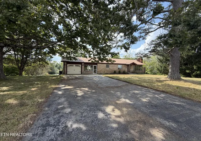 Photo 2 of Single family home for sale at 6111 Nashville Hwy, Deer Lodge, TN 37726 | MLS# 1356108 | Listing updated on 2026-09-26