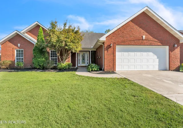 Photo 2 of Single family home for sale at 160 Edinburgh Dr, Lenoir City, TN 37771 | MLS# 1356202 | Listing updated on 2026-10-06
