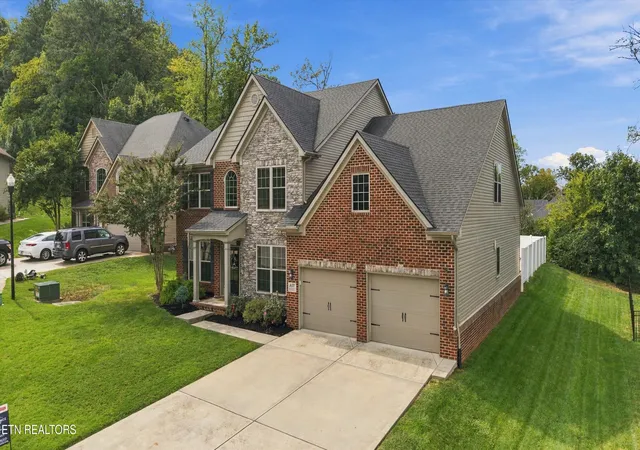 Photo 1 of Single family home for sale at 807 Brookwood Ln, Maryville, TN 37801 | MLS# 1356446 | Listing updated on 2026-09-25