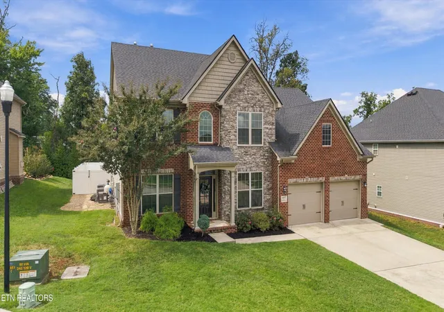 Photo 2 of Single family home for sale at 807 Brookwood Ln, Maryville, TN 37801 | MLS# 1356446 | Listing updated on 2026-09-25