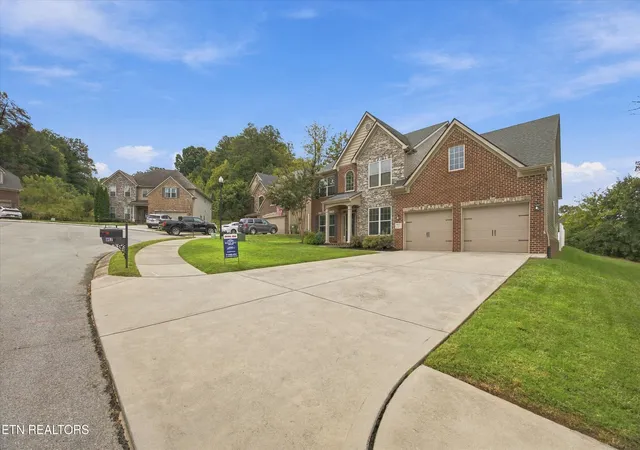 Photo 3 of Single family home for sale at 807 Brookwood Ln, Maryville, TN 37801 | MLS# 1356446 | Listing updated on 2026-09-25