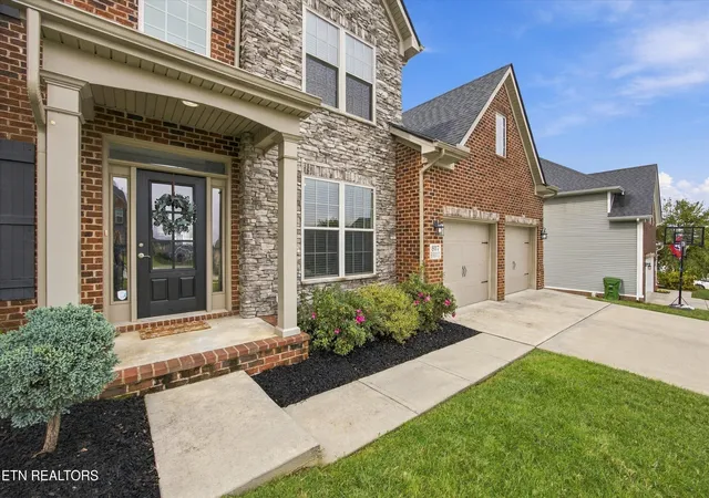 Photo 4 of Single family home for sale at 807 Brookwood Ln, Maryville, TN 37801 | MLS# 1356446 | Listing updated on 2026-09-25