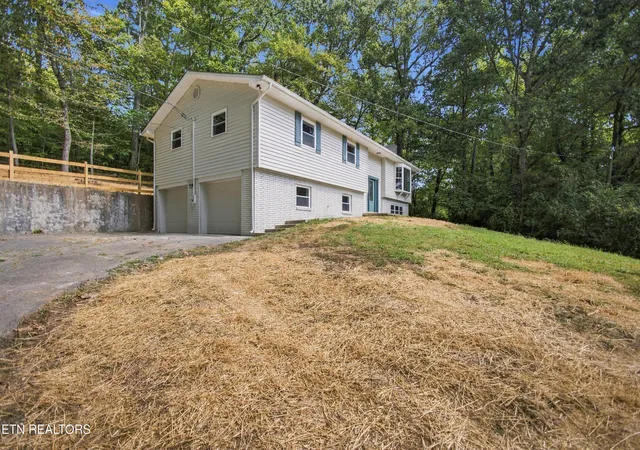 Photo 4 of Single family home for sale at 1708 Timberlane Cir, Knoxville, TN 37924 | MLS# 1356158 | Listing updated on 2026-10-16