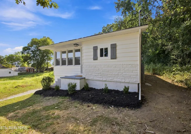 Photo 2 of Single family home for sale at 901 Minnesota Ave, Knoxville, TN 37921 | MLS# 1356687 | Listing updated on 2026-10-16