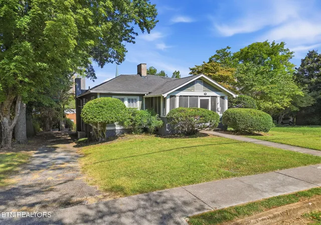 Single family home for sale at 215 W Goddard Ave, Maryville, TN 37803 | MLS# 1356233
