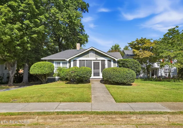 Photo 1 of Single family home for sale at 215 W Goddard Ave, Maryville, TN 37803 | MLS# 1356233 | Listing updated on 2026-09-25