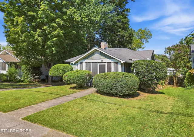 Photo 2 of Single family home for sale at 215 W Goddard Ave, Maryville, TN 37803 | MLS# 1356233 | Listing updated on 2026-09-25