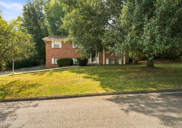 Photo 1 of Single family home for sale at 3500 S Fountaincrest Dr, Knoxville, TN 37918 | MLS# 1356169 | Listing updated on 2026-09-21