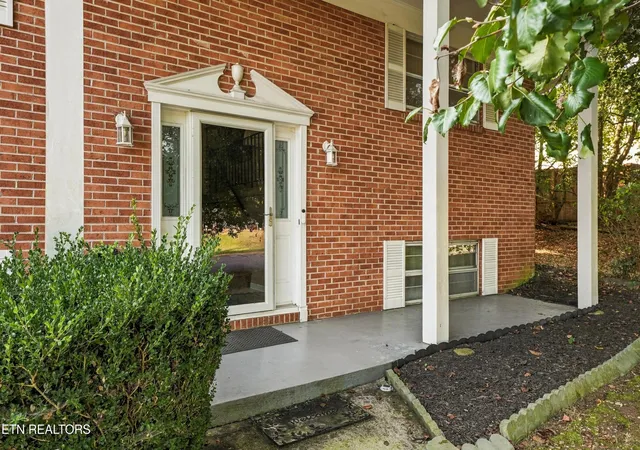 Photo 2 of Single family home for sale at 3500 S Fountaincrest Dr, Knoxville, TN 37918 | MLS# 1356169 | Listing updated on 2026-09-21
