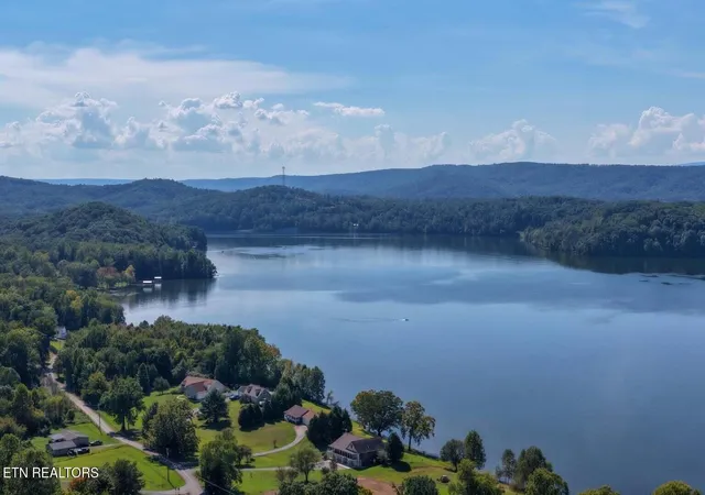 Photo 3 of Single family home for sale at 122 Eagle Point Dr, Rockwood, TN 37854 | MLS# 1356242 | Listing updated on 2026-10-05
