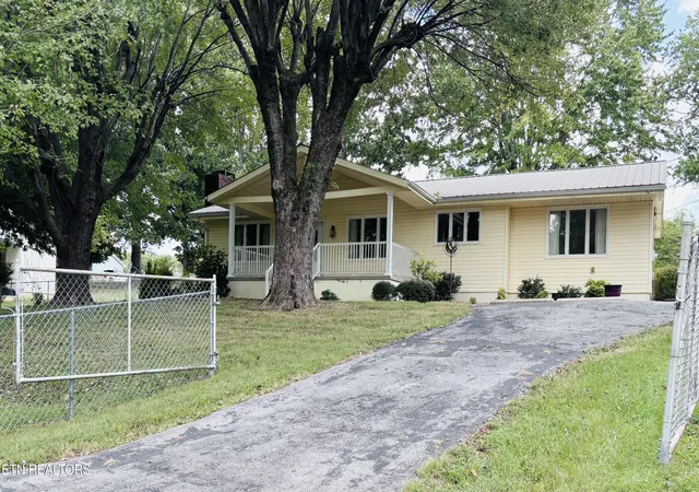 Photo 2 of Single family home for sale at 1014 Lakeshore Dr, Jamestown, TN 38556 | MLS# 1356257 | Listing updated on 2026-09-21