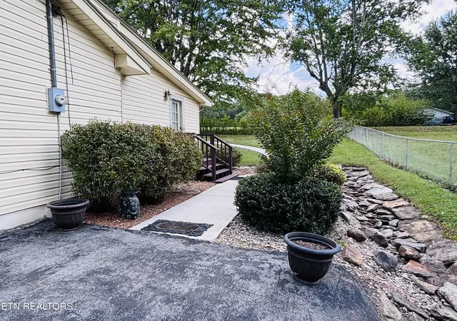Photo 3 of Single family home for sale at 1014 Lakeshore Dr, Jamestown, TN 38556 | MLS# 1356257 | Listing updated on 2026-09-21