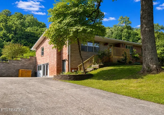 Photo 2 of Single family home for sale at 4220 Spar Dr, Knoxville, TN 37918 | MLS# 1356551 | Listing updated on 2026-10-05