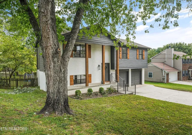 Photo 2 of Sale Pending at 1720 Wickersham Dr, Knoxville, TN 37922 | MLS# 1356330 | Listing updated on 2026-09-24