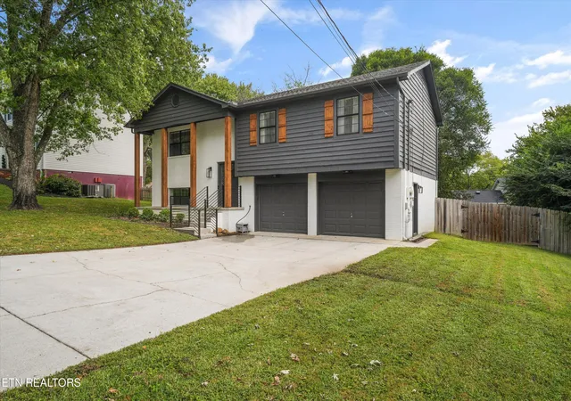 Photo 3 of Sale Pending at 1720 Wickersham Dr, Knoxville, TN 37922 | MLS# 1356330 | Listing updated on 2026-09-24