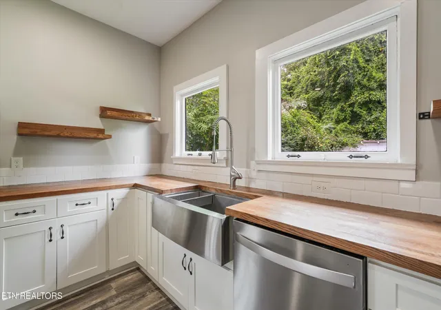 Photo 3 of Single family home for sale at 521 Mountain View Ave, Maryville, TN 37803 | MLS# 1356832 | Listing updated on 2026-09-25