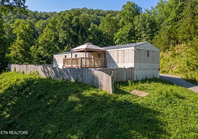Photo 2 of Single family home for sale at 425 Bazel Rd, Harriman, TN 37748 | MLS# 1356343 | Listing updated on 2026-09-25
