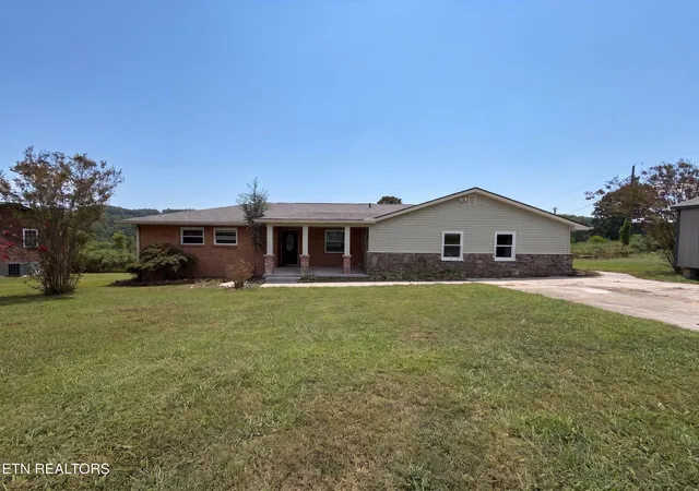 Single family home for sale at 302 Sunset Ln, Harriman, TN 37748 | MLS# 1356677