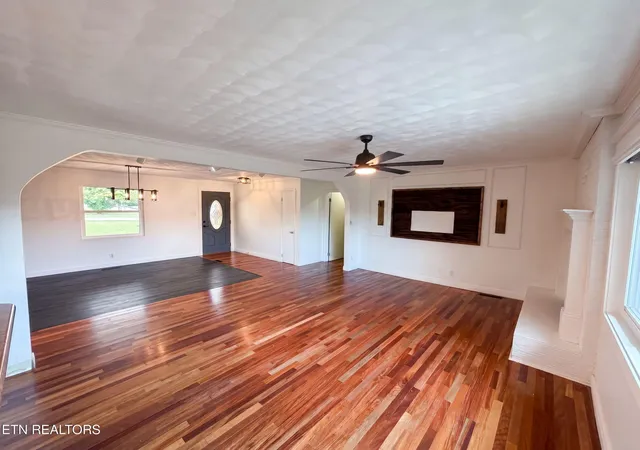 Photo 2 of Single family home for sale at 302 Sunset Ln, Harriman, TN 37748 | MLS# 1356677 | Listing updated on 2026-09-24