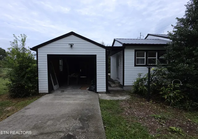 Photo 2 of Single family home for sale at 305 N 15th Street, Middlesboro, KY 40965 | MLS# 1356312 | Listing updated on 2026-10-09