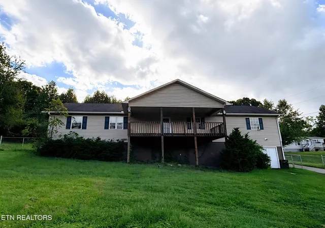 Photo 2 of Single family home for sale at 272 Cowan Ln, La Follette, TN 37766 | MLS# 1356750 | Listing updated on 2026-09-25
