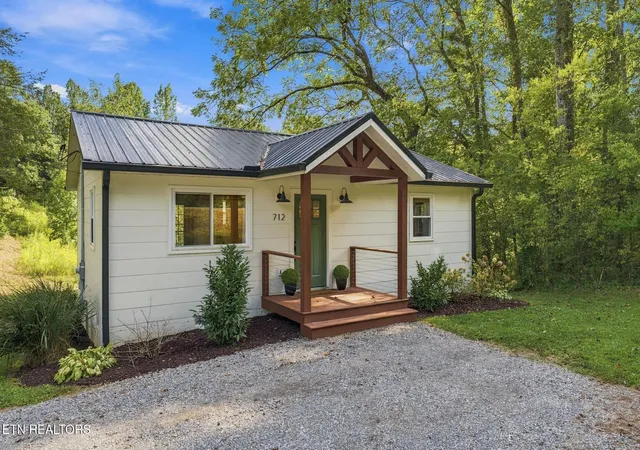 Photo 2 of Single family home for sale at 712 E Millers Cvs Rd, Walland, TN 37886 | MLS# 1356340 | Listing updated on 2026-10-05