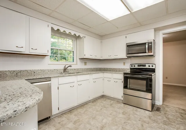 Photo 2 of Single family home for sale at 214 Meadow Ln, La Follette, TN 37766 | MLS# 1356384 | Listing updated on 2026-09-25
