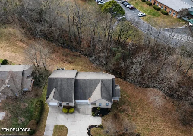 Photo 3 of Sale Pending at 921 Mercer Dr, Maryville, TN 37801 | MLS# 1356475 | Listing updated on 2026-09-24