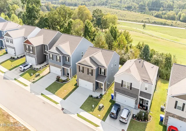 Photo 3 of Single family home for sale at 122 Harbour Pointe Ln, Oak Ridge, TN 37830 | MLS# 1356437 | Listing updated on 2026-09-23