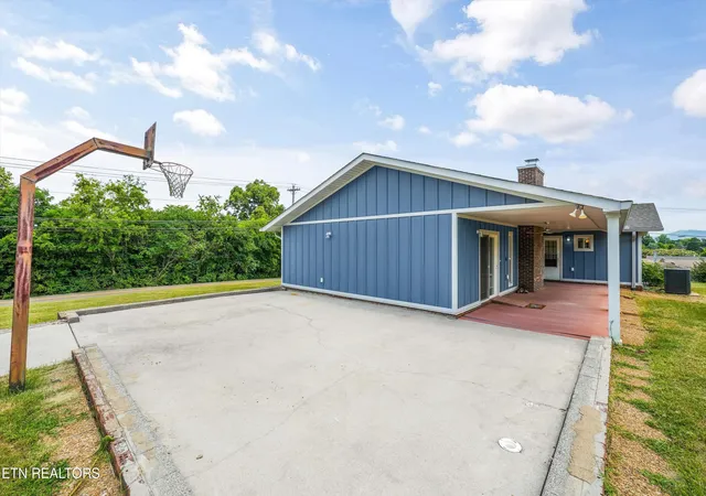 Photo 4 of Single family home for sale at 2572 Sevierville Rd, Maryville, TN 37804 | MLS# 1356432 | Listing updated on 2026-09-23